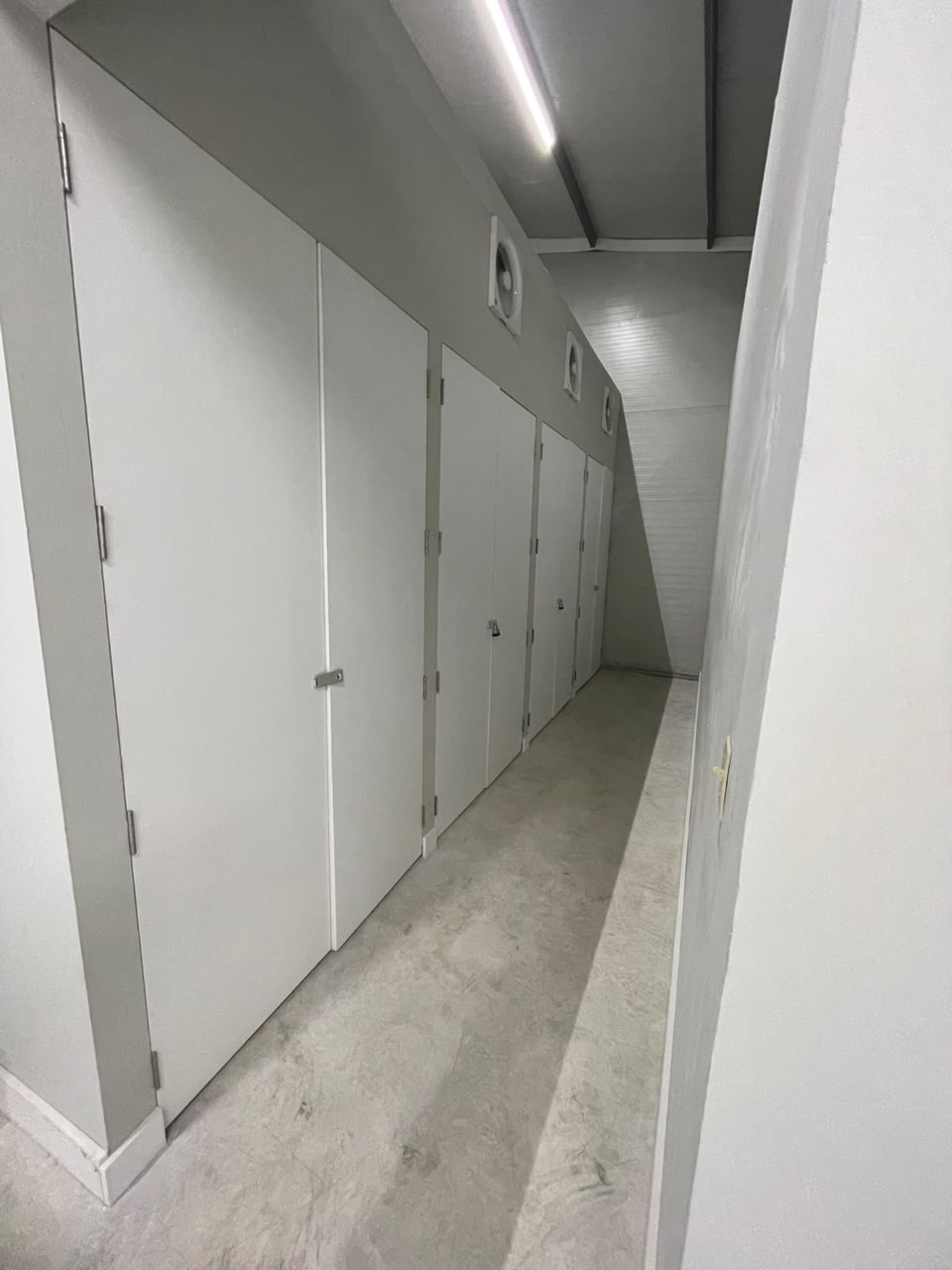 Pasillo de closets privados con iluminación y ventilación