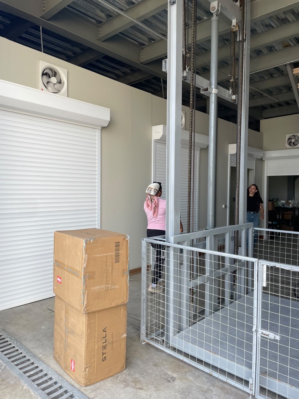 Recepción de cajas junto al elevador de carga de Naves Bávaro