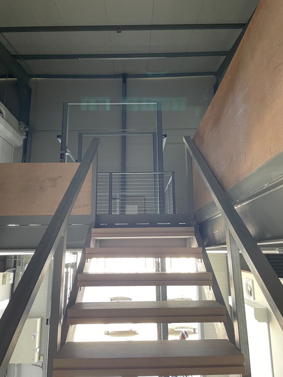 Escalera interior que conecta los dos niveles de almacenamiento