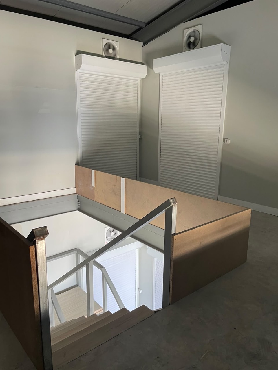 Unidades privadas con shutters y ventilación vistas desde el mezzanine